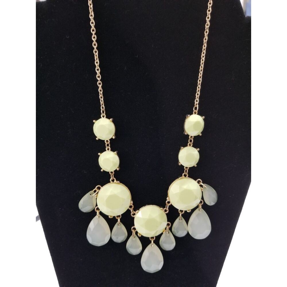 Sixteen inch green and gold statement necklace n234